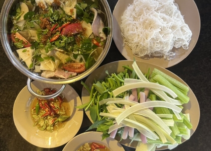 quan-an-ngon-ho-dau-tieng-co-tu-quan-huong-vi-dan-da-giua-long-thien-nhien